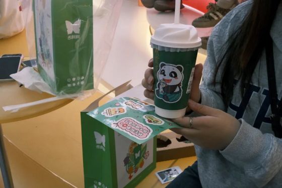 牵手成功！和香飘飘茶饮店里的新「帅哥」